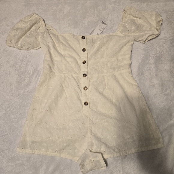 NWT Urban Outfiters  90s Romper White Eyelet Button-Down Size L - Picture 13 of 15